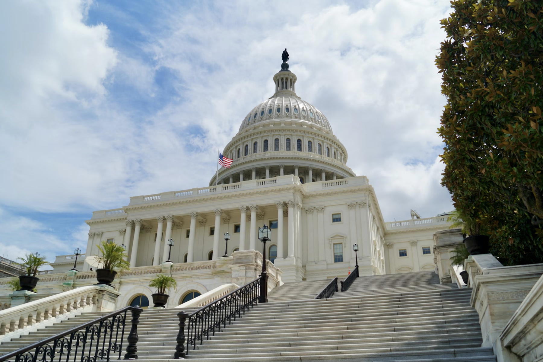 加密监管博弈升温，比特币坚守七万关口