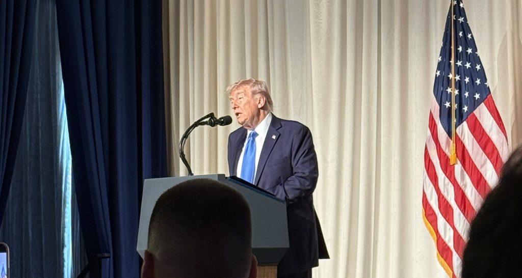 特朗普现身迷因币峰会，加密监管表态含糊