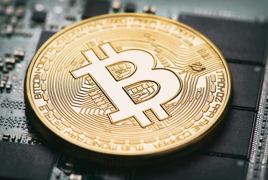 比特币逼近8.4万关键位，机构布局成新支撑