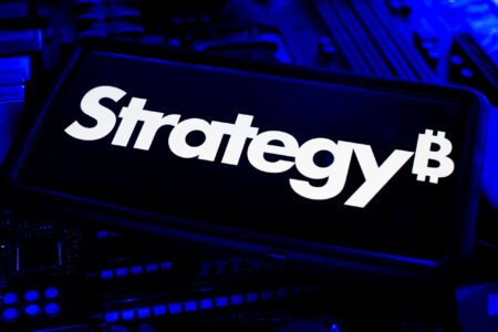 STRC股票挂钩比特币收益，英投资者可免管理费参与