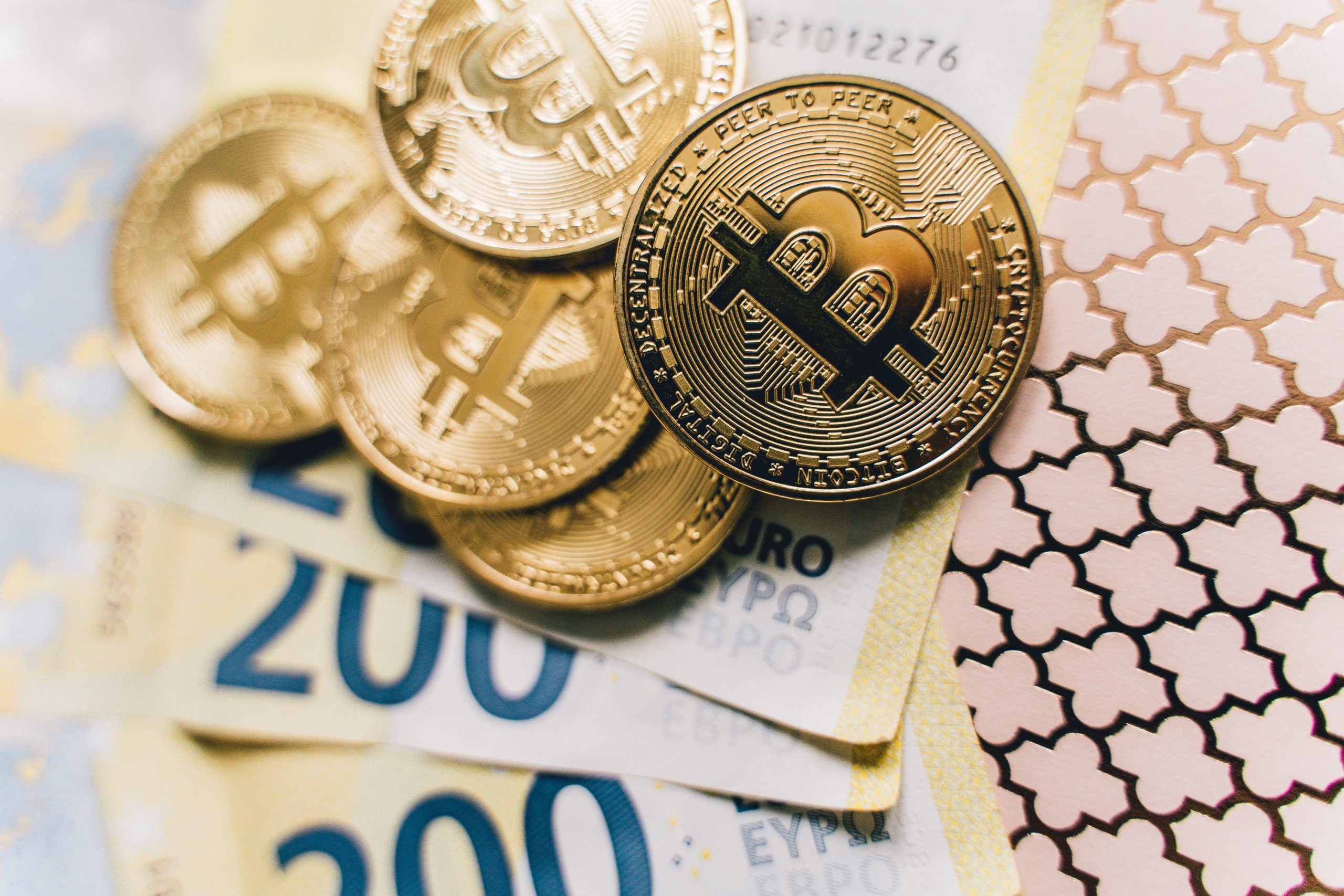 比特币暴跌17.7%：ETF净流出创纪录，市场进入深度调整期