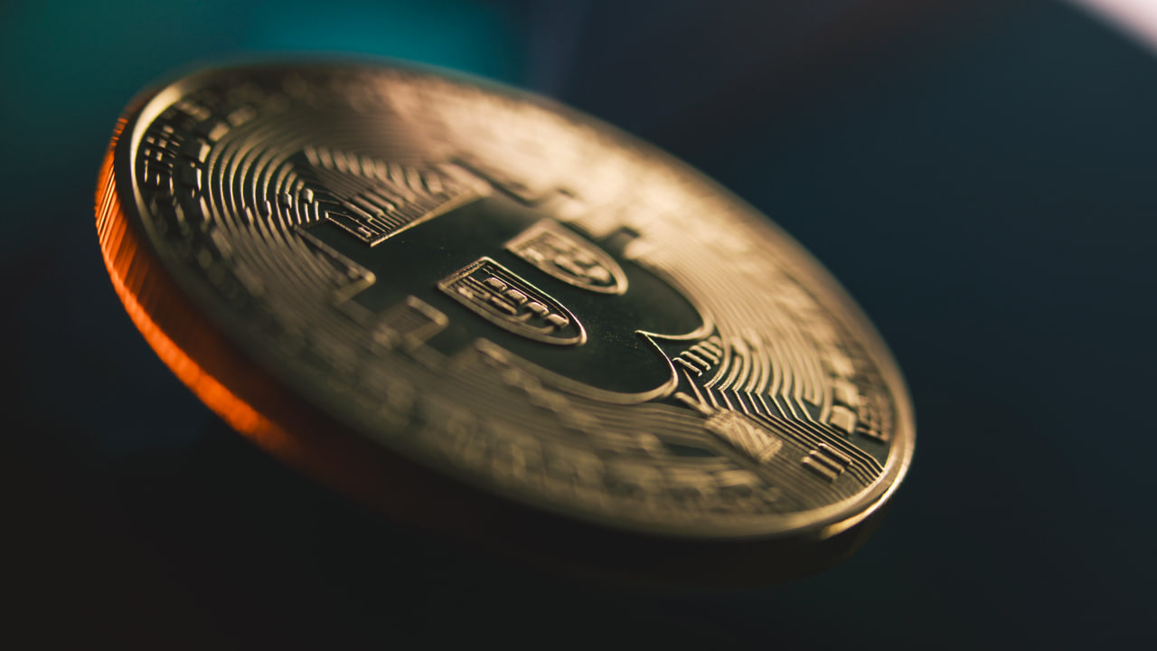比特币周线级下跌趋势放缓并进入区间，但尚未被打破